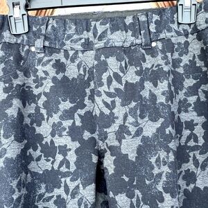 Maurice’s 14R Grey/Black Floral Print Stretchy Material and Waist.Looks great.